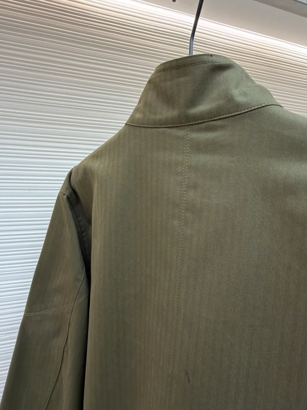 Chrome Hearts M65 work jacket ●Item number: 1682244-D90 ●Fabric: cotton fabric ●Technology: herringbone brushed production ●Color: military green ●Version: loose fit ●Weight: about 1295 grams ●Size: S-M-L ●Description: Purchased from the original national specialty brand No. 51800. The custom-woven fabric is made of herringbone brushed 320g cotton material. It is matched with garment dyeing + dirty washing + distressing process. (minimum quantity 2000 meters). Customized jacquard lining. Add soft water washing. Customized 8# placket double-ended zipper. Customized 8# waist pocket zipper. Customized 5# Inner pocket zipper. Customized 20mm I-shaped buckle. Customized 25mm I-shaped buckle. Customized 15mm four-in-one buckle. Customized placket four-in-one concealed button. Customized genuine leather trademark. Size. Produced by a large factory, it is very test of workmanship. Full of street feel. Compare workmanship details to counters. Instant sale of the market version. The overall wiring is straight and delicate, the fabric is comfortable and soft, and the color is consistent without color difference. It can be matched with the same style to create a fashionable look and control various occasions. Customized accessories, complete with three standards, same style for men and women!